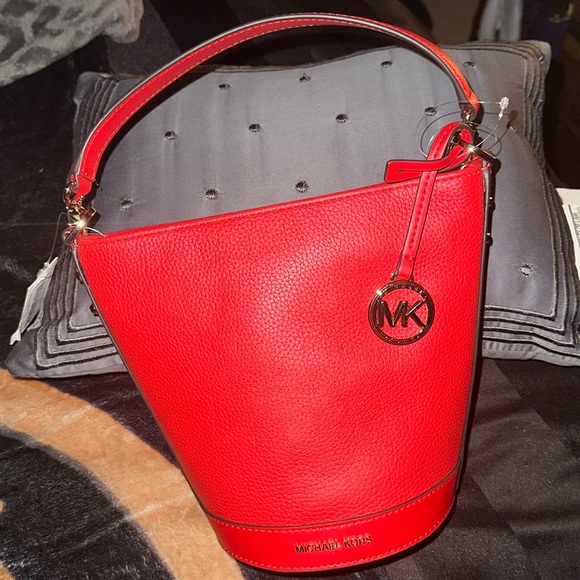NWT MICHAEL KORS TOWNSEND SMALL LEATHER TOP-ZIP CONVERTIBLE BUCKET CROSSBODY - Picture 2 of 5